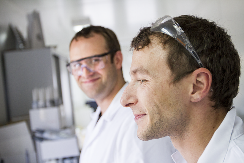 Close Up Labormitarbeiter mit Schutzbrillen