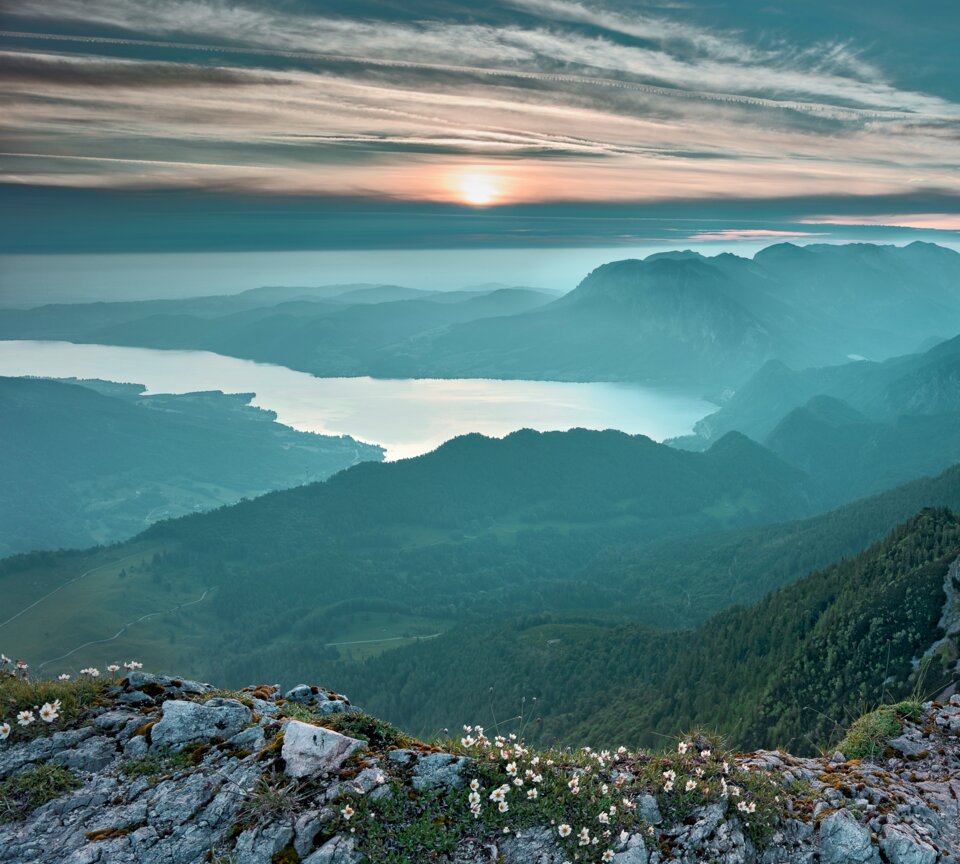 Blick vom Berg auf den einen See im Salzkammergut