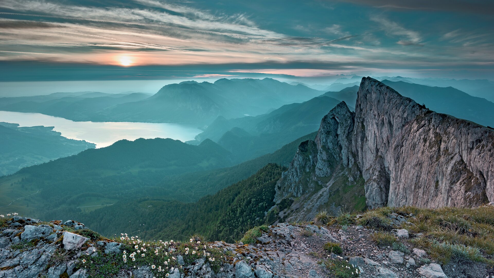 Blick vom Berg auf den einen See im Salzkammergut