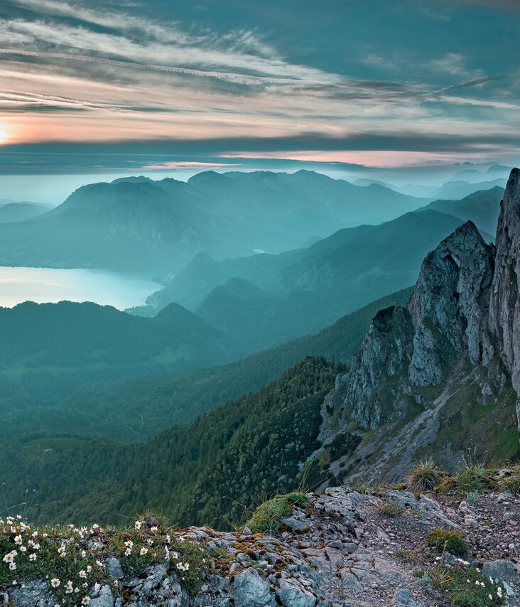 Blick vom Berg auf den einen See im Salzkammergut