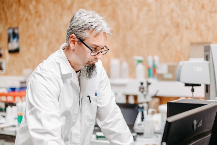 Collaboratore di Ramsauer in laboratorio davanti al PC. 