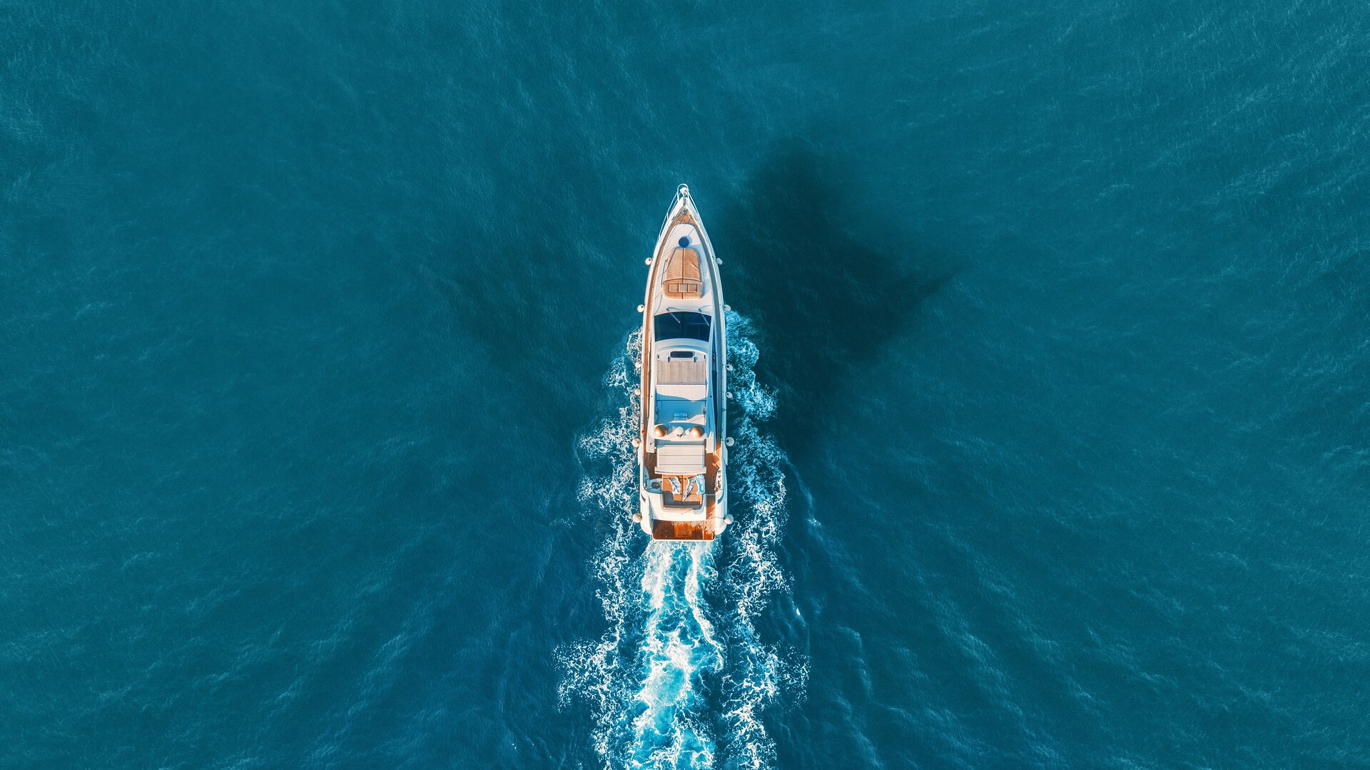 Jacht von oben im Meer.