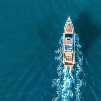 Jacht von oben im Meer.