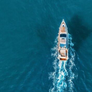 Jacht von oben im Meer.